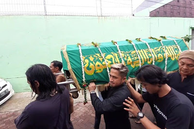 Irfan Hakim Tak Kuasa Menahan Tangis Saat Mengangkat Keranda Jenazah Ria Irawan!