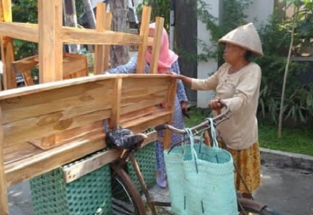 Viral Nenek Jual Meja-Kursi Kayu Keliling Naik Sepeda Onthel