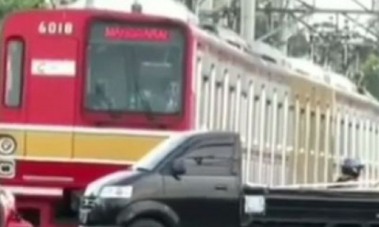 Viral Video KRL Ngalah dengan Pengguna Motor dan Mobil, Begini Faktanya