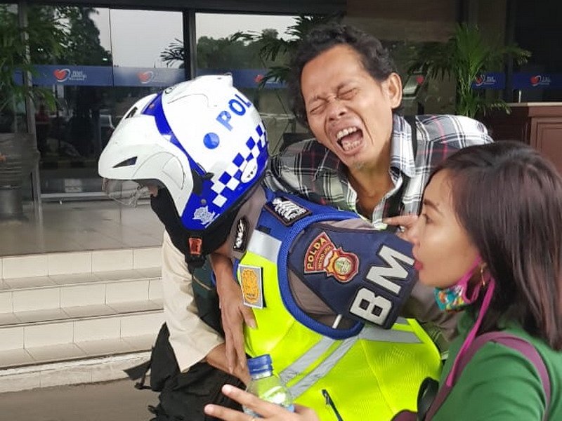 Viral Polantas Gendong Penumpang Busway Tuai Pujian