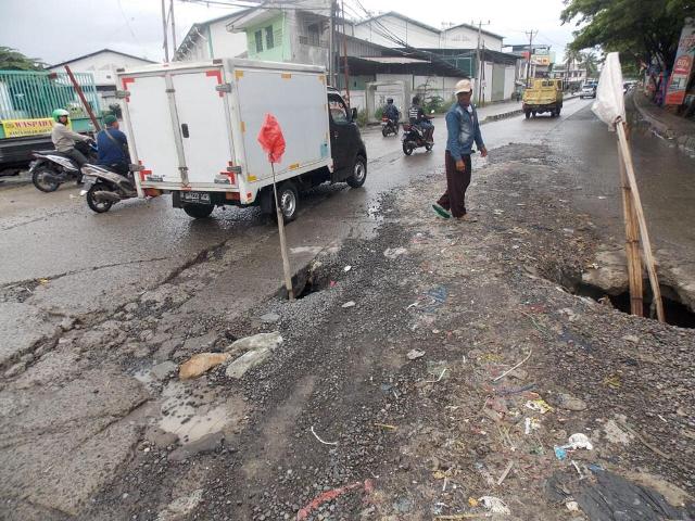 Viral Warganet Soroti Jalan Perancis Tangerang Rusak dan Berlubang