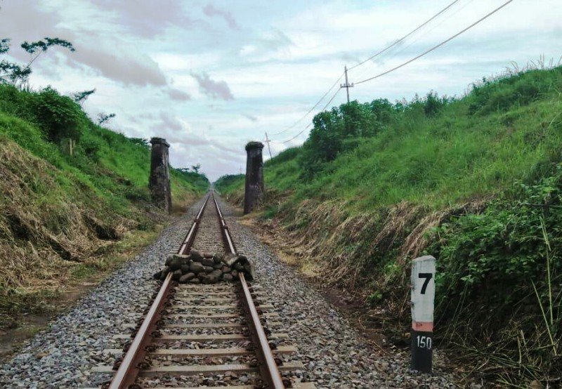 Viral Video Tumpukan Batu Tersusun di Rel Kereta Api di Lumajang