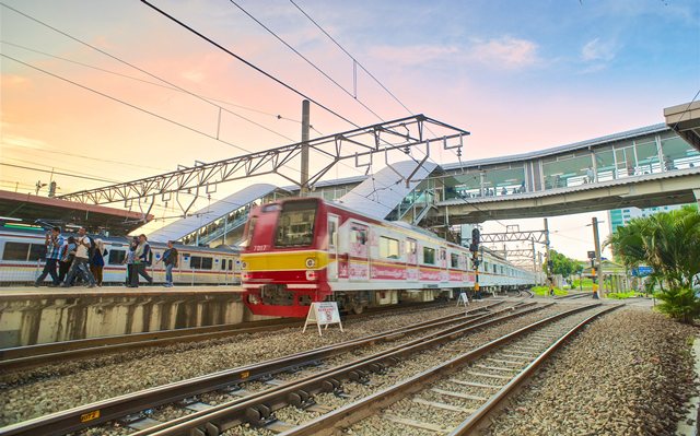 Viral Penumpang Dijambak, Ini Edukasi Etika Ber-KRL Commuter Line