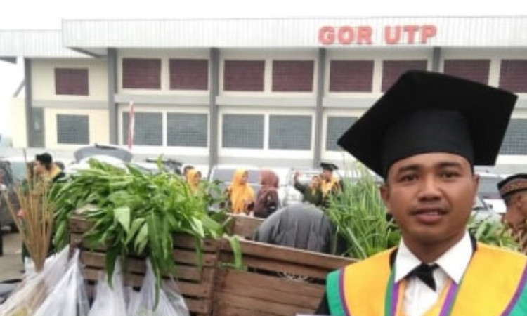 Jualan Sayur Demi Jadi Sarjana, Kisah Amirudin Viral di Medsos