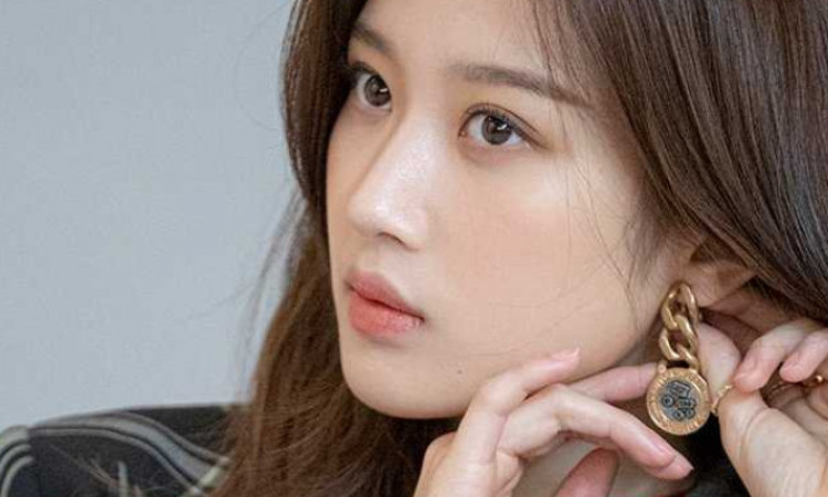 Terlalu Kurus, Netizen Khawatir Lihat Kaki Jenjang Moon Ga Young