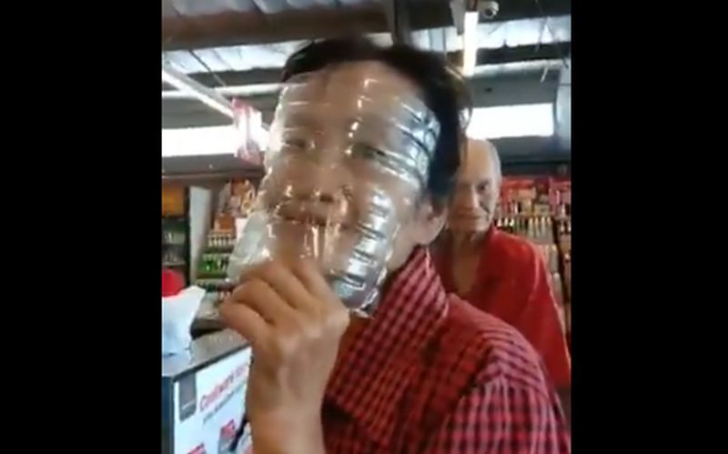 Belanja Sembako Pakai Masker Botol Pastik, Emak-Emak Ini Viral