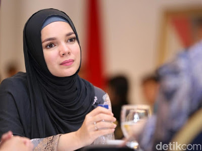 Banyak yang Gak Sadar, Tahun Ini 2 'Mantan Suami' Dewi Sandra Meninggal Dunia!