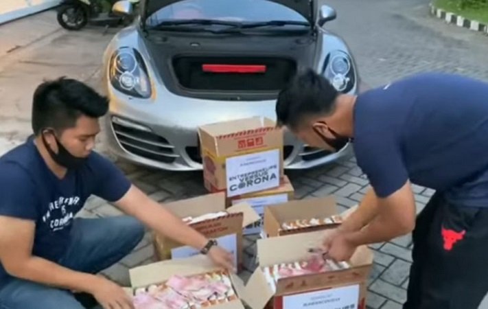 Viral Video Crazy Rich Surabaya Bagikan Kardus Mi Instan Berisi Uang