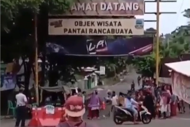 Viral Aksi Emak-Emak Minta Wisata Pantai Rancabuaya Dibuka