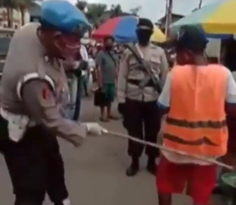 Viral Polisi Pukul Pantat Pelanggar PSBB, Netizen: Kurang Kenceng Pak