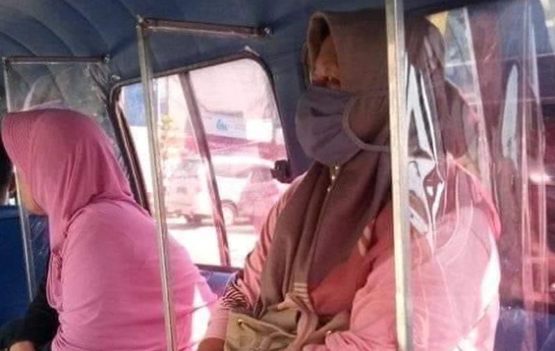 Mirip Ojol, Viral Angkot Pasang Pembatas agar Penumpang Jaga Jarak