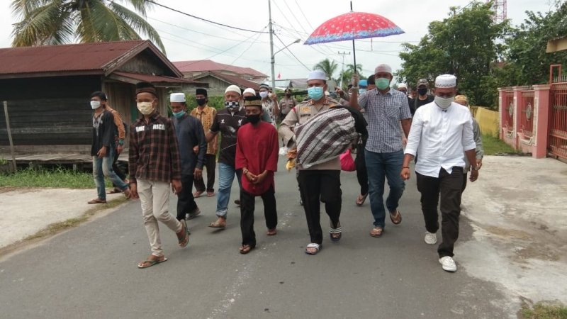 Viral! Kapolres Gendong Jenazah Bayi Penderita Gizi Buruk