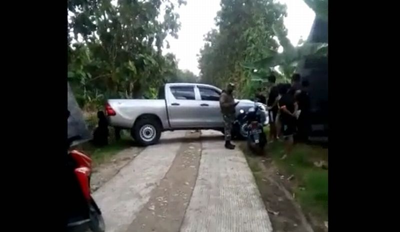 Viral, Kades Hadang Petugas Covid-19 dan Polisi dengan Mobil Miliknya