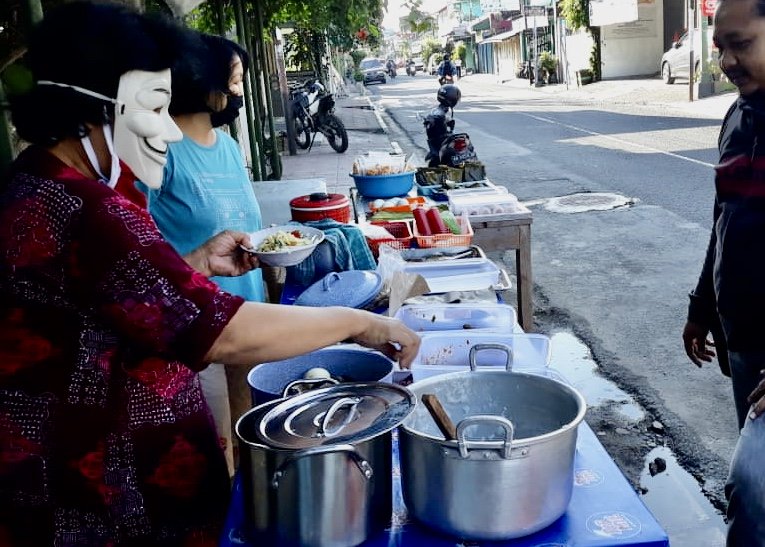 Heboh Wanita di Yogyakarta Jualan Bubur Pakai Topeng Anonymous