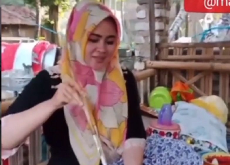 Heboh Penjual Rujak Mirip Syahrini di Sumenep