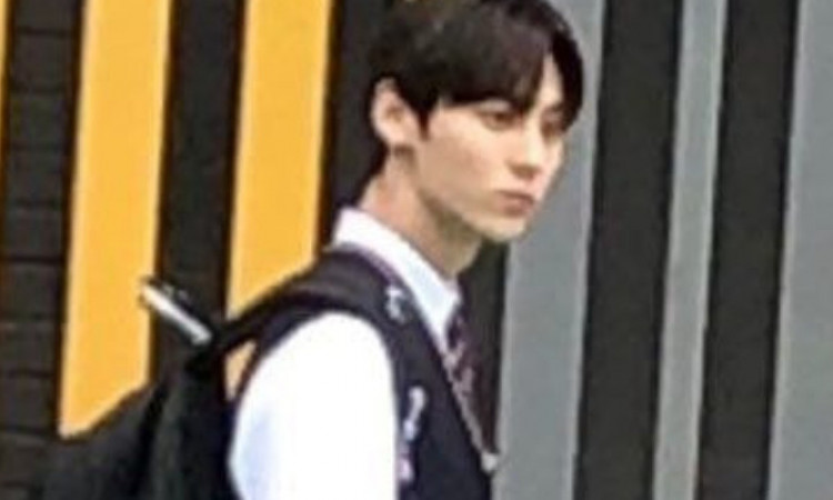 Minhyun NUEST Kepergok Syuting Drama Pakai Seragam Sekolah, Netizen Sebut Lebih Cocok Jadi Guru!