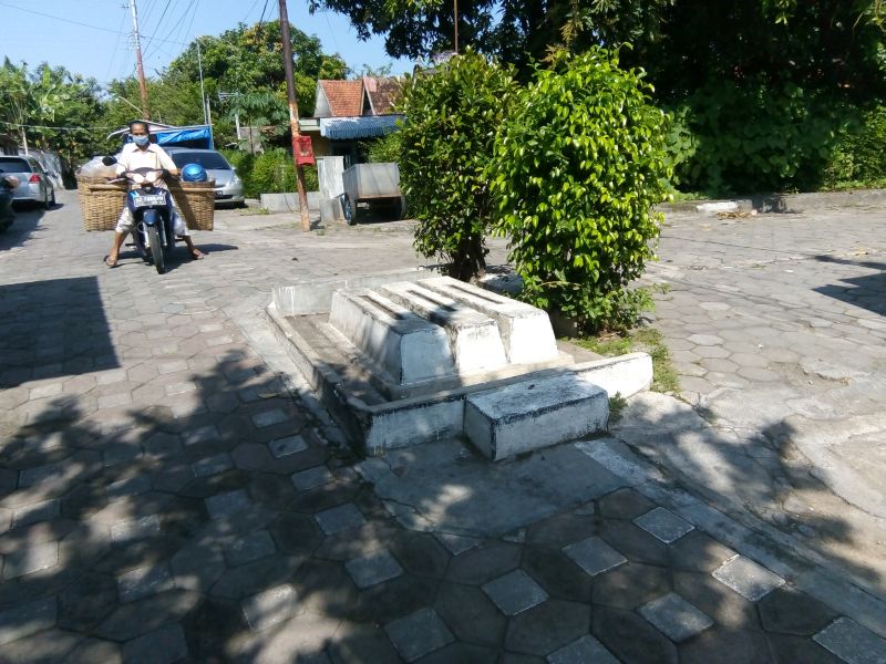 Viral 3 Makam Misterius di Tengah Jalan, Ini Penjelasan Kraton Kasunanan