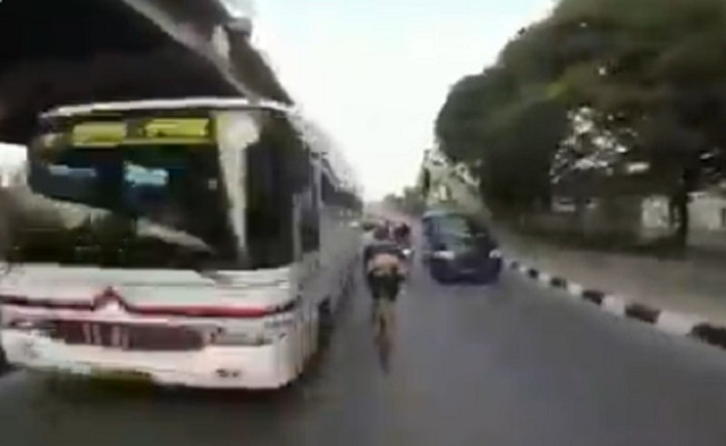 Viral Pesepeda Nekat Lawan Arus, Netizen Auto Murka