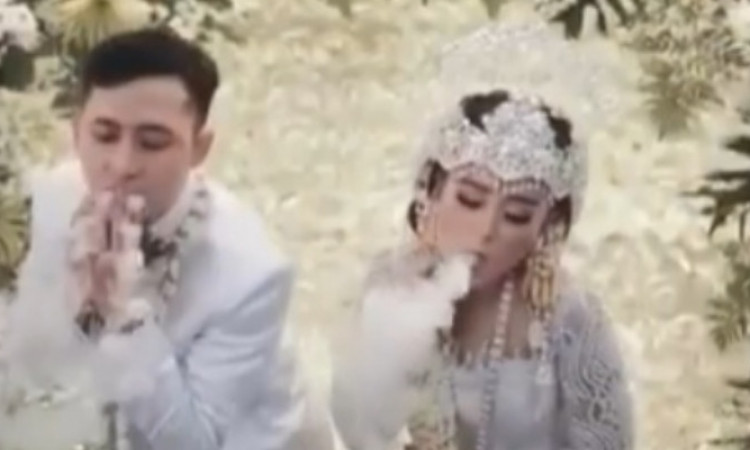 Viral Pasangan Pengantin Lakukan Trik Vape di Pernikahan