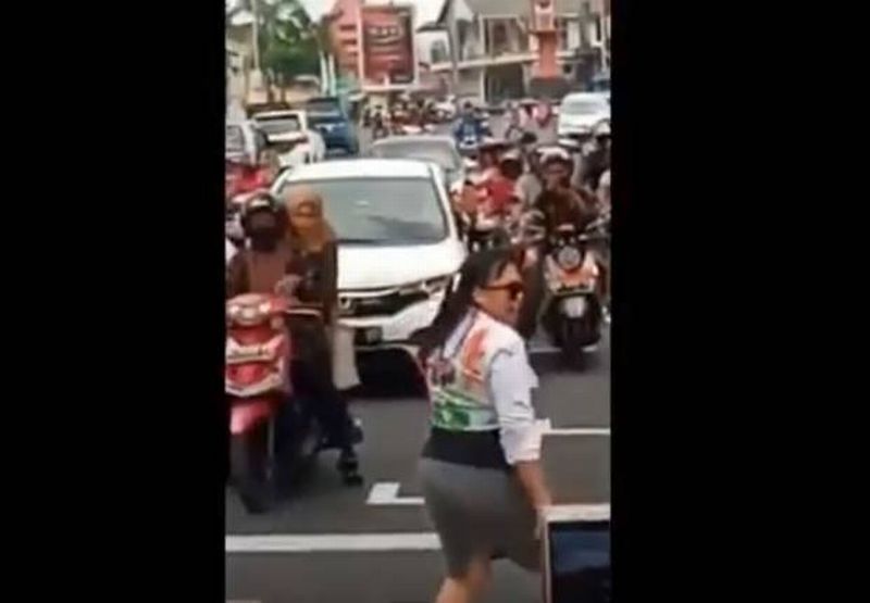 Mirip Kasus di Suramadu, Viral Emak-Emak Joget TikTok di Lampu Merah