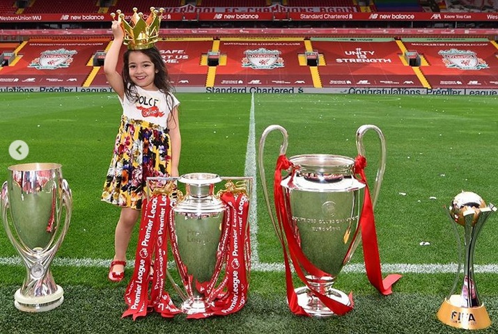 Aksi Lucu Anak Salah yang Foto dengan Mahkota Trofi Liga Inggris