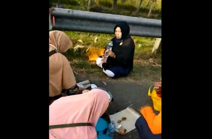 Viral Satu Keluarga Makan-Makan di Bahu Jalan Tol Cipali, Ini Kata Polisi