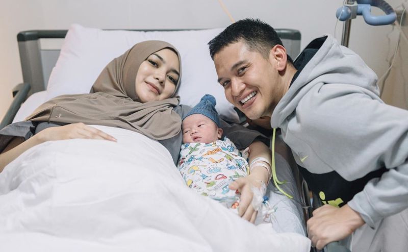 Cantiknya Aura Keibuan Citra Kirana saat Memeluk Baby Athar