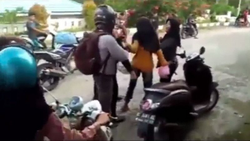 Gegara Saling Olok, 2 ABG Putri Baku Hantam Jadi Tontonan Viral di Medsos