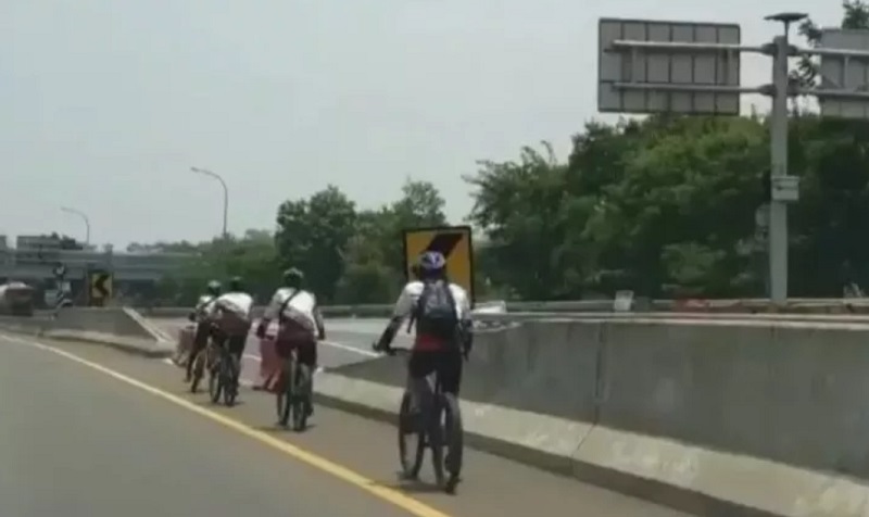 Viral Video Pesepeda Masuk Tol, Kementerian PUPR: Bemo Saja Dilarang