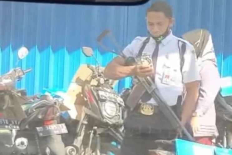 Viral! Satpam Ini Bawa Senjata Laras Panjang saat Bertugas