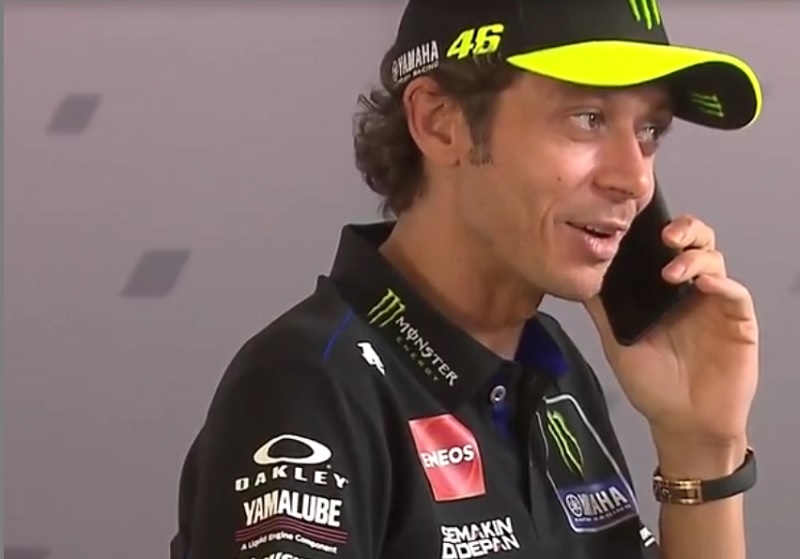 Aksi Lucu Rossi Telefon Morbidelli yang Telat ke Konferensi Pers MotoGP Emilia Romagna