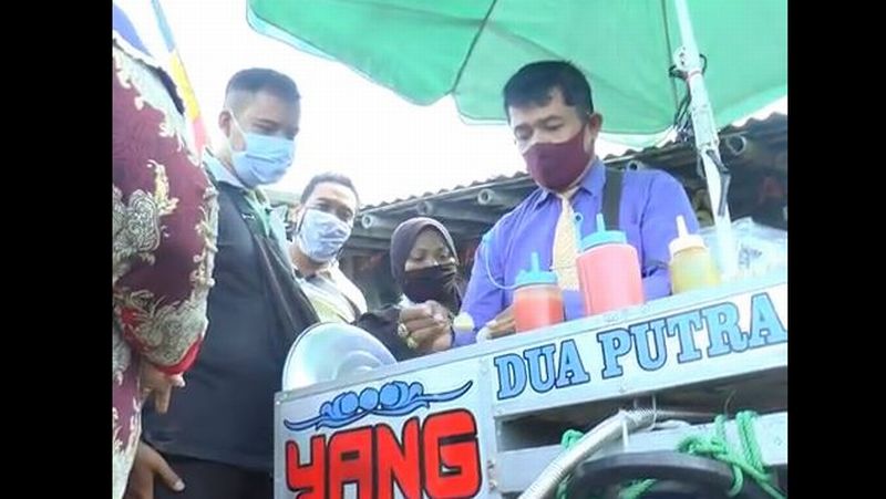 Viral Pedagang Bakso Pentol Berseragam Pegawai Kantoran, Pelanggan: Joss...