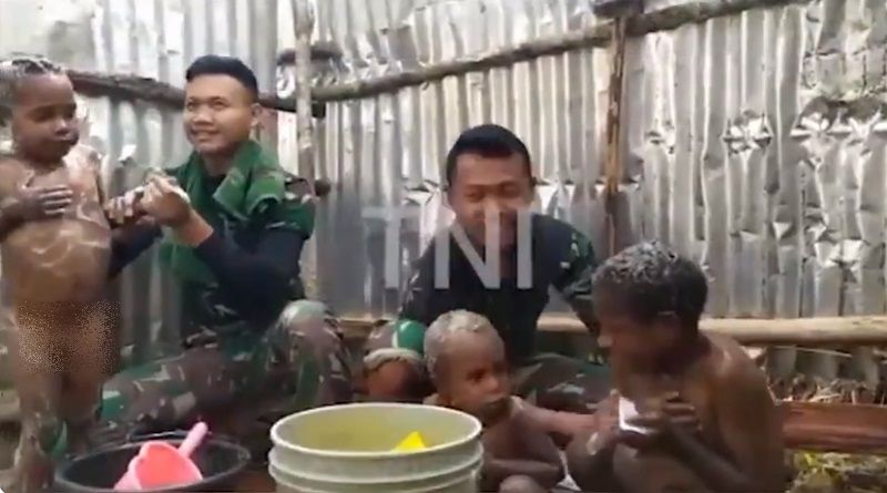 Viral Video Prajurit TNI Mandikan Anak-Anak Papua