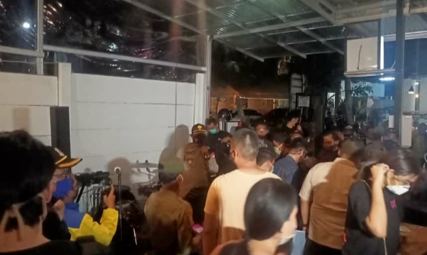 7 Kisah Viral Pelanggar Protokol Kesehatan, Berkerumun hingga Nyawer Biduan Dangdut