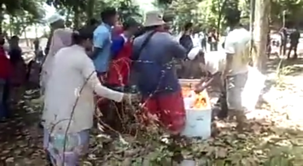 Viral Belasan Warga di Cirebon Nekat Buka Peti Jenazah Pasien Covid-19