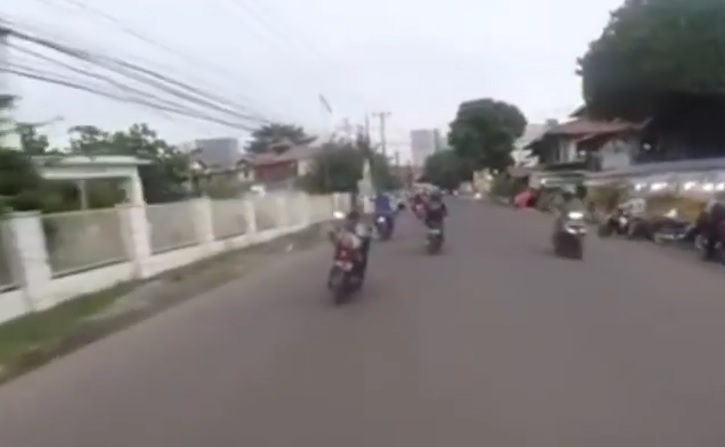 Viral Video Pemotor "Gaya Terbang" di Tangsel, Polisi Selidiki