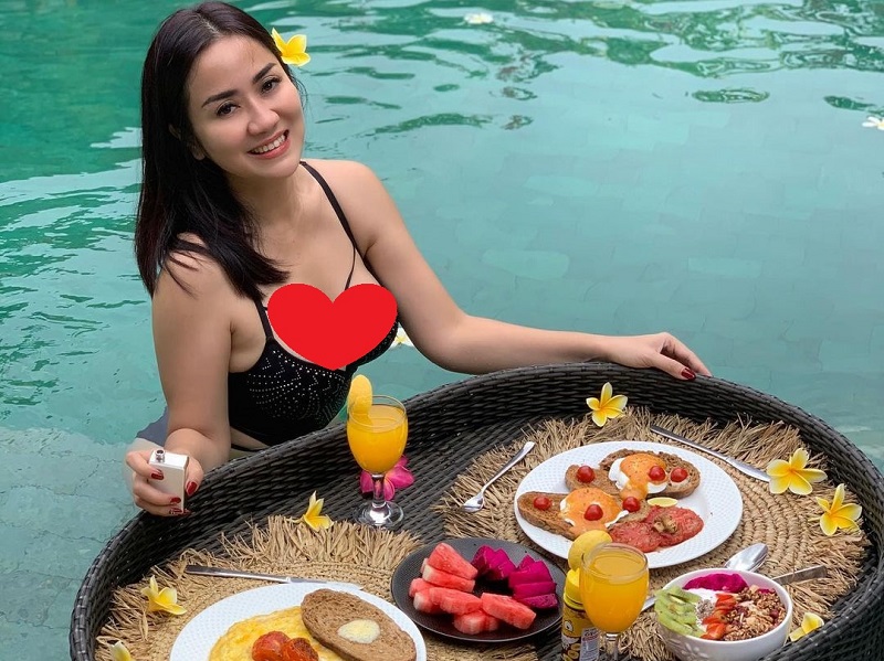 Tante Ernie 'Pemersatu Bangsa' Pakai Bikini Ajak Makan, Netizen : Mau Dong Disuapin