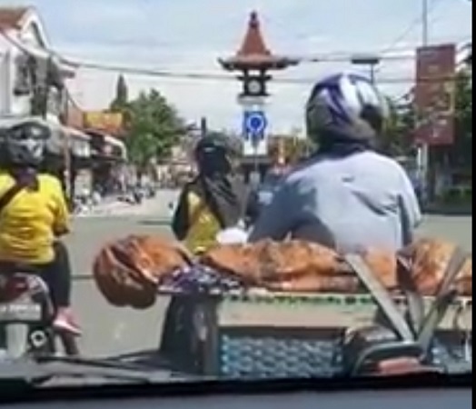 Viral Jenazah Dibungkus Jarik dan Dibawa Naik Sepeda Motor