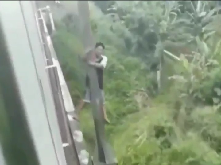 Viral Pria di Bogor Bergelatungan di Jembatan saat Kereta Lewat