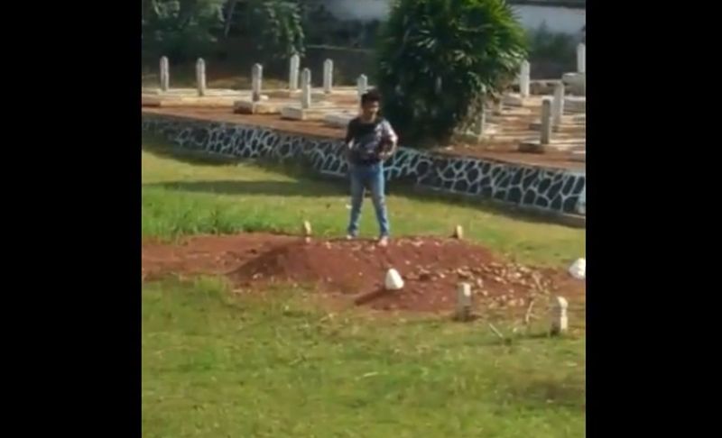 Viral, Remaja Injak-Injak Makam Pahlawan Sambil Terbahak-bahak