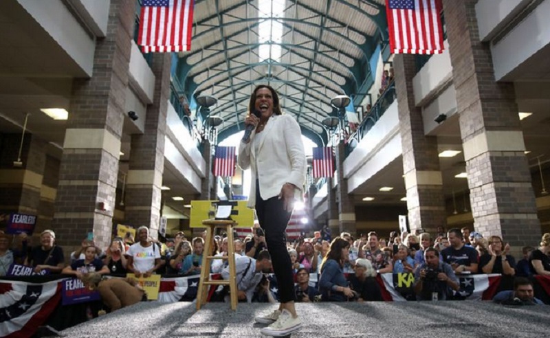 Kamala Harris Bergaya Nyentrik Pakai Sneakers, Netizen: Cool Banget