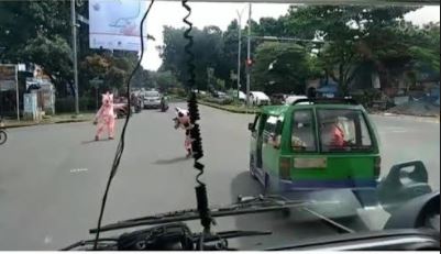 Viral Dua Badut di Kota Bogor Bantu Buka Jalan untuk Ambulans