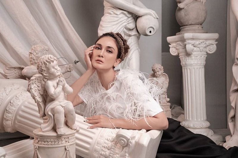 Gaya Memikat Luna Maya Pakai Mahkota ala Romawi, Netizen: Cantik Banget Moon!