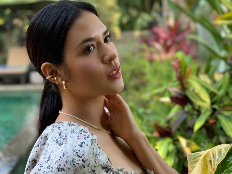 Pesona Raisa Pose di Taman, Netizen, Enggak Mingkem Aja Cantik