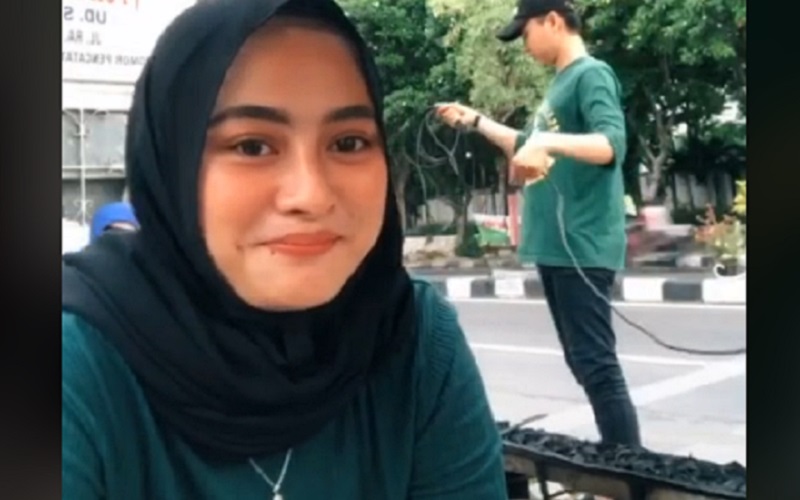 Viral! Wanita Cantik Ini Rela Ikut Pacarnya Jualan Sate Keliling