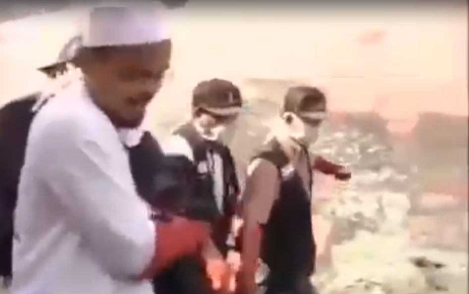 Viral Video Aksi Habib Rizieq Gotong Mayat Korban Tsunami