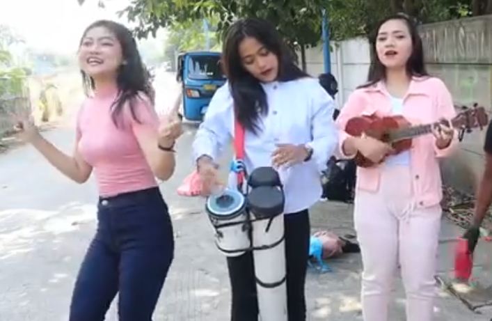 Viral 3 Pengamen Cantik Beraksi Sambil Joget, Netizen Terkesima