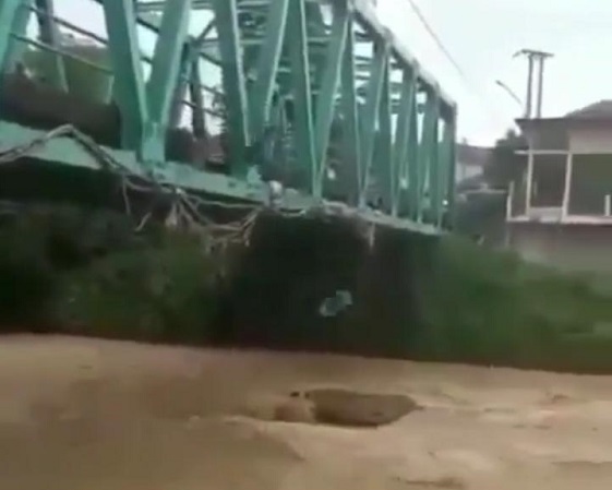 Viral Aksi Nekat Anak Lompat ke Sungai Cidurian yang Tengah Meluap