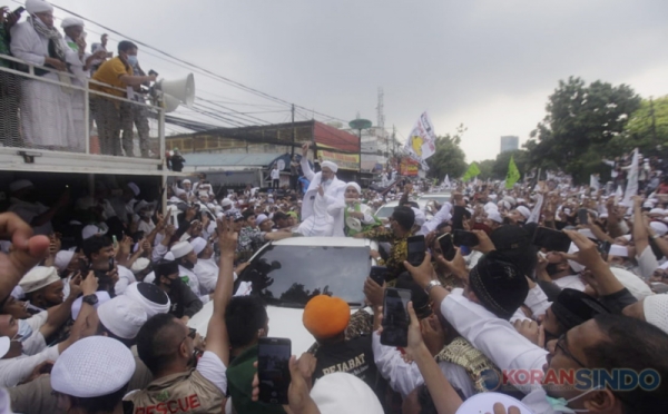 Viral, Habib Rizieq Hadiri Pemakaman Laskar FPI di Ponpes Megamendung