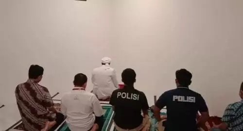 Habib Rizieq Shalat Jamaah di Polda Metro, Netizen: Pas Shalat Diakui Sebagai Imam